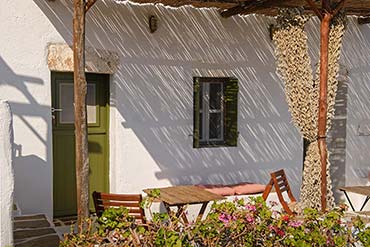 Στούντιο 2 - αυλή με θέα στη θάλασσα