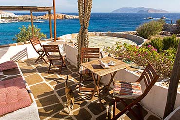 Στούντιο 2 - αυλή με θέα στη θάλασσα