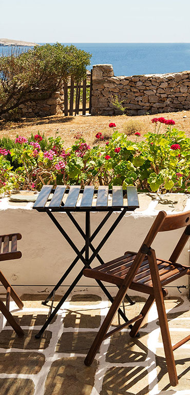 Στούντιο 2 - αυλή με θέα στη θάλασσα