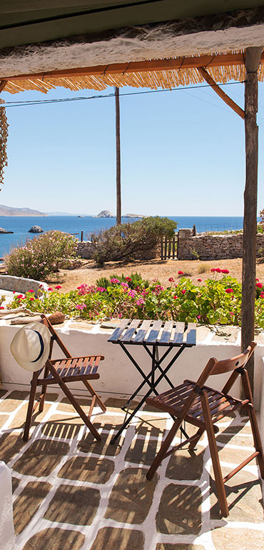 Πλακόστρωτη αυλή με θέα στη θάλασσα