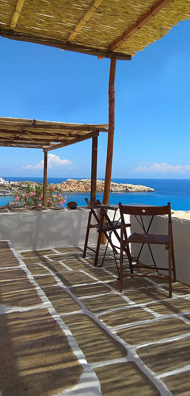 Πλακόστρωτη αυλή με θέα στη θάλασσα