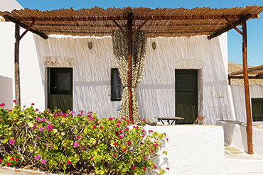 Πλακόστρωτη αυλή δωματίου