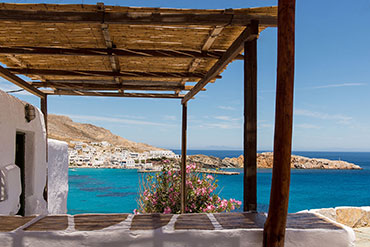 Πλακόστρωτες αυλές στα δωμάτια