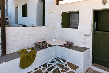 Πλακόστρωτη αυλή δωματίου