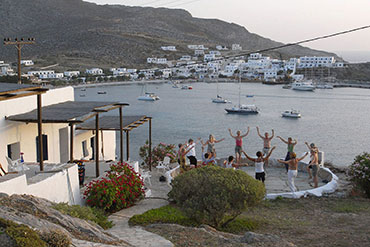 Μαθήματα γιόγκα στα στούντιο Αλισιδερή στη Φολέγανδρο