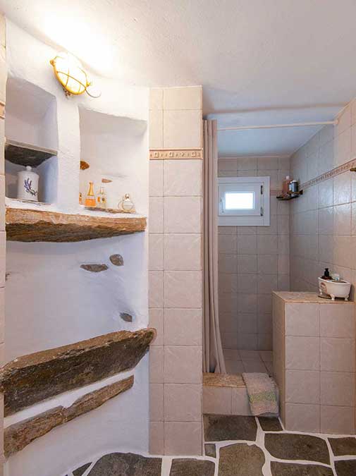 Το μπάνιο της κατοικίας δίπλα στον Ανεμόμυλο