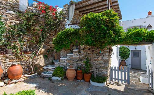 Η είσοδος της κατοικίας Δίπλα στον Ανεμόμυλο