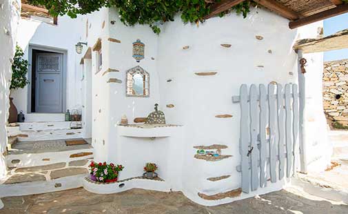 Η είσοδος της κατοικίας Δίπλα στον Ανεμόμυλο