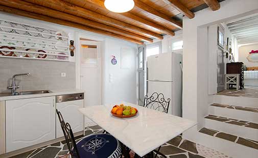 Πλήρως εξοπλισμένη κουζίνα στο ισόγειο