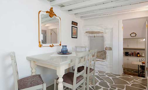 Τραπέζι φαγητού και πλήρως εξοπλισμένη κουζίνα