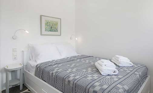 Ευρύχωρο υπνοδωμάτιο με διπλό κρεβάτι