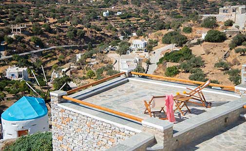 Αυλή με ξαπλώστρες και θέα στο ύπαιθρο