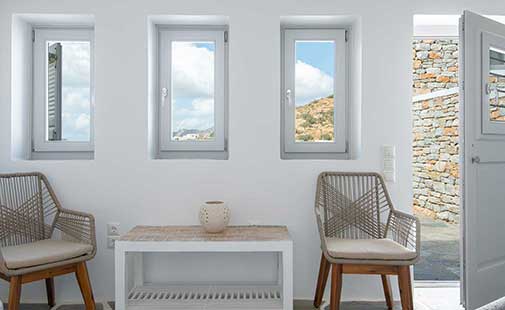 Φωτεινό καθιστικό στην κατοικία Ζέφυρος