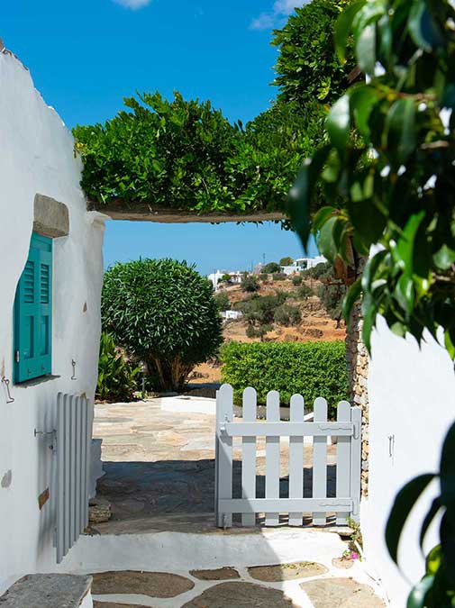 Ξύλινη αυλόπορτα στο Art Houses Sifnos