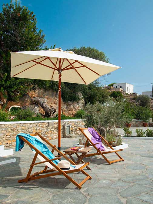 Αυλή με ξαπλώστρες στο Art Houses Sifnos