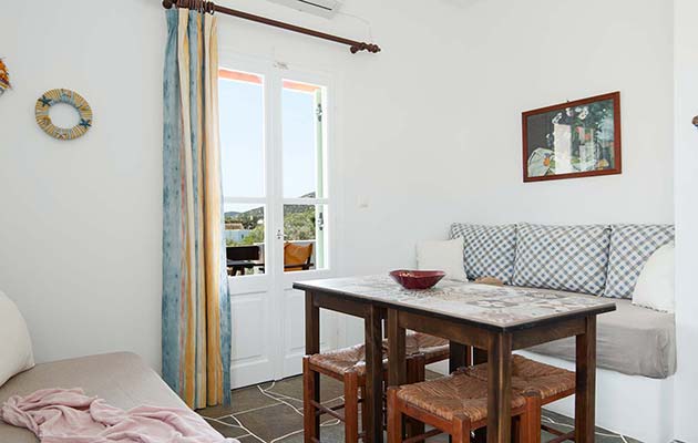 Το εσωτερικό του διαμερίσματος στο Madilides στη Σίφνο