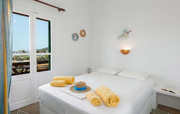 Υπνοδωμάτιο με διπλό κρεβάτι