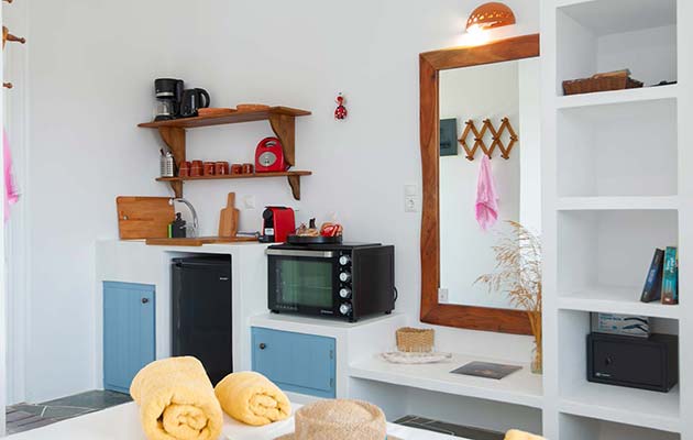 Πλήρως εξοπλισμένο κουζινάκι στα Madilides studios στη Σίφνο