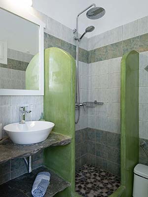 Το μπάνιο στο στούντιο με θέα στη θάλασσα