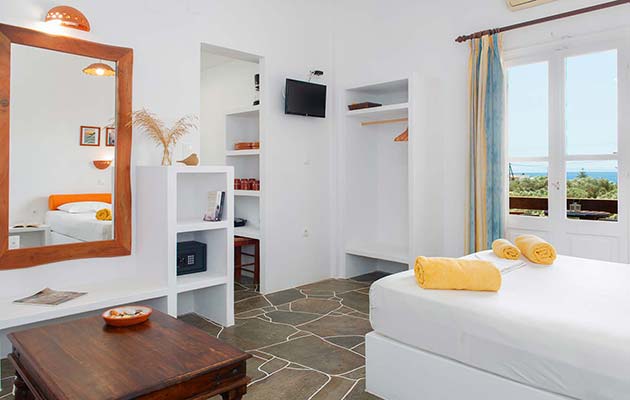 Το εσωτερικό στο στούντιο με θέα στη θάλασσα