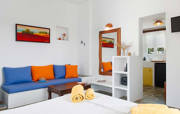 Το εσωτερικό στο στούντιο με θέα στη θάλασσα