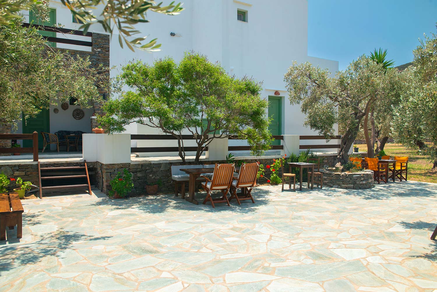 Πλακόστρωτη αυλή στο Μαντιλίδες στη Σίφνο