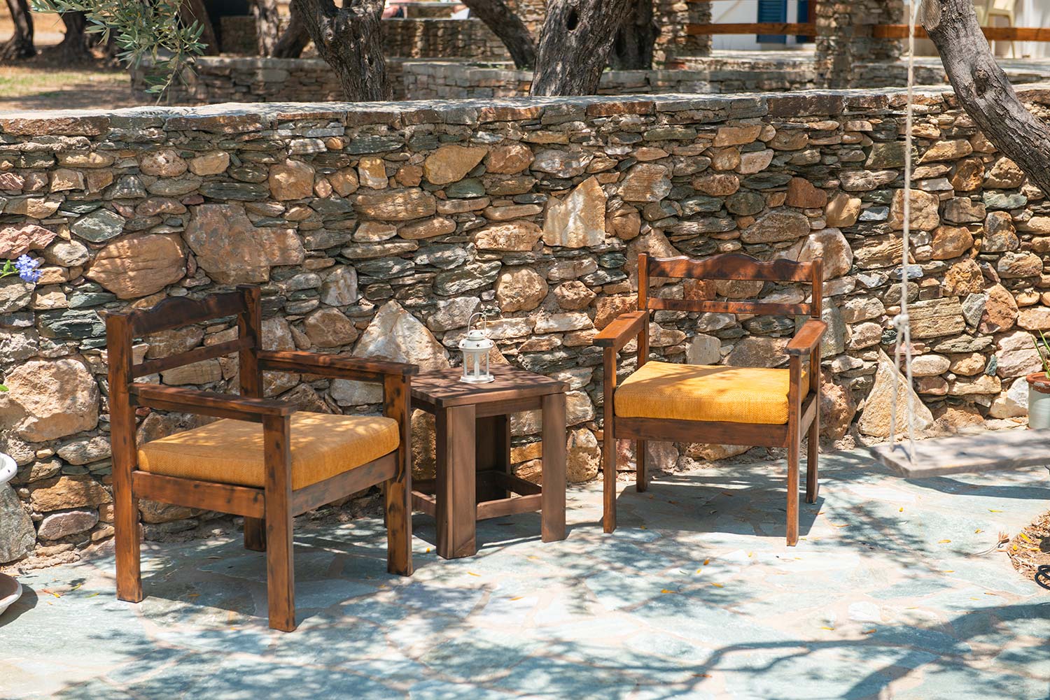 Καθιστικά στον κήπο του Madilides στη Σίφνο