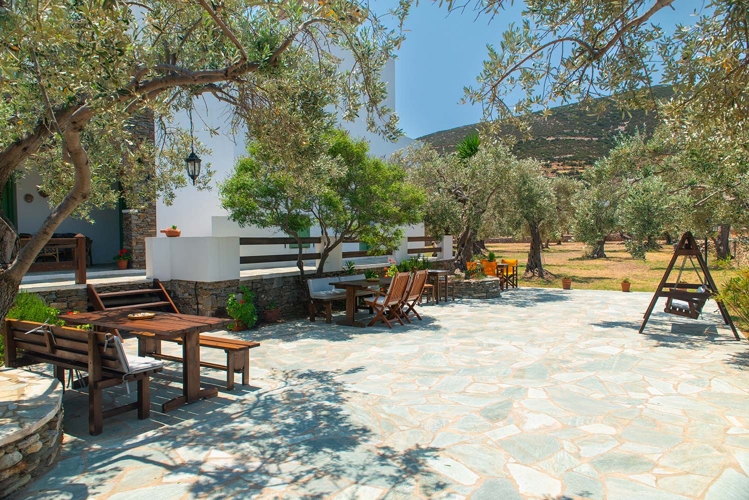 Πλακόστρωτη αυλή στο Μαντιλίδες στη Σίφνο