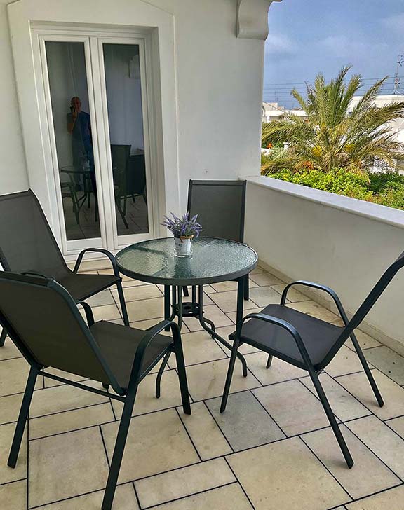 Ευρύχωρο μπαλκόνι διαμερίσματος