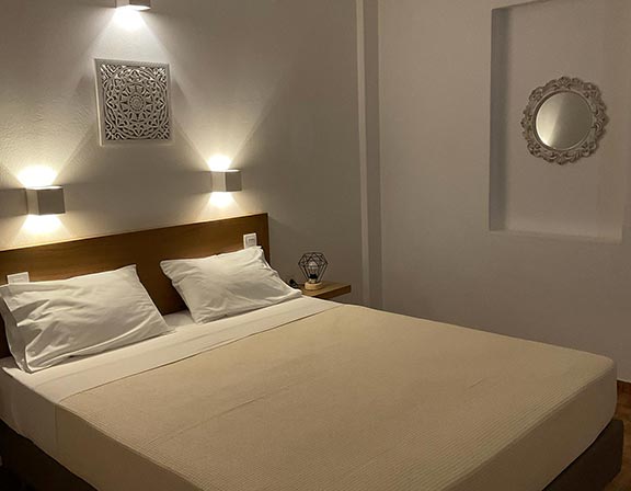 Υπνοδωμάτιο με διπλό κρεβάτι