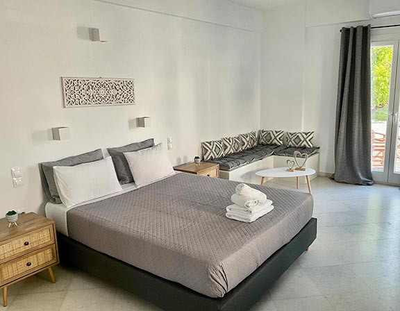 Υπνοδωμάτιο με διπλό κρεβάτι και καναπέ