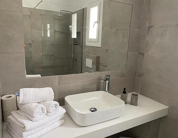 Μοντέρνο μπάνιο στα superior studios