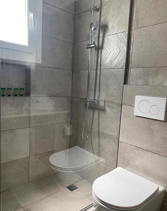 Μοντέρνο μπάνιο στα superior studios