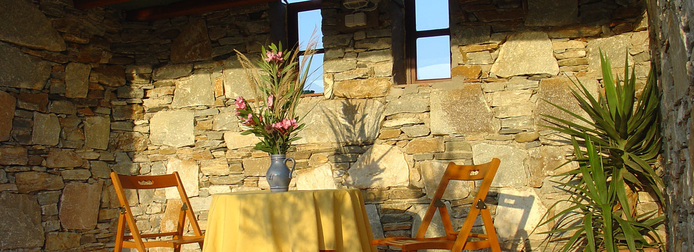 Δωμάτια και διαμερίσματα Μάκης στις Καμάρες της Σίφνου