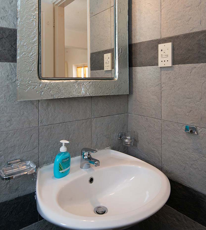 Το μπάνιο στο διαμέρισμα 1