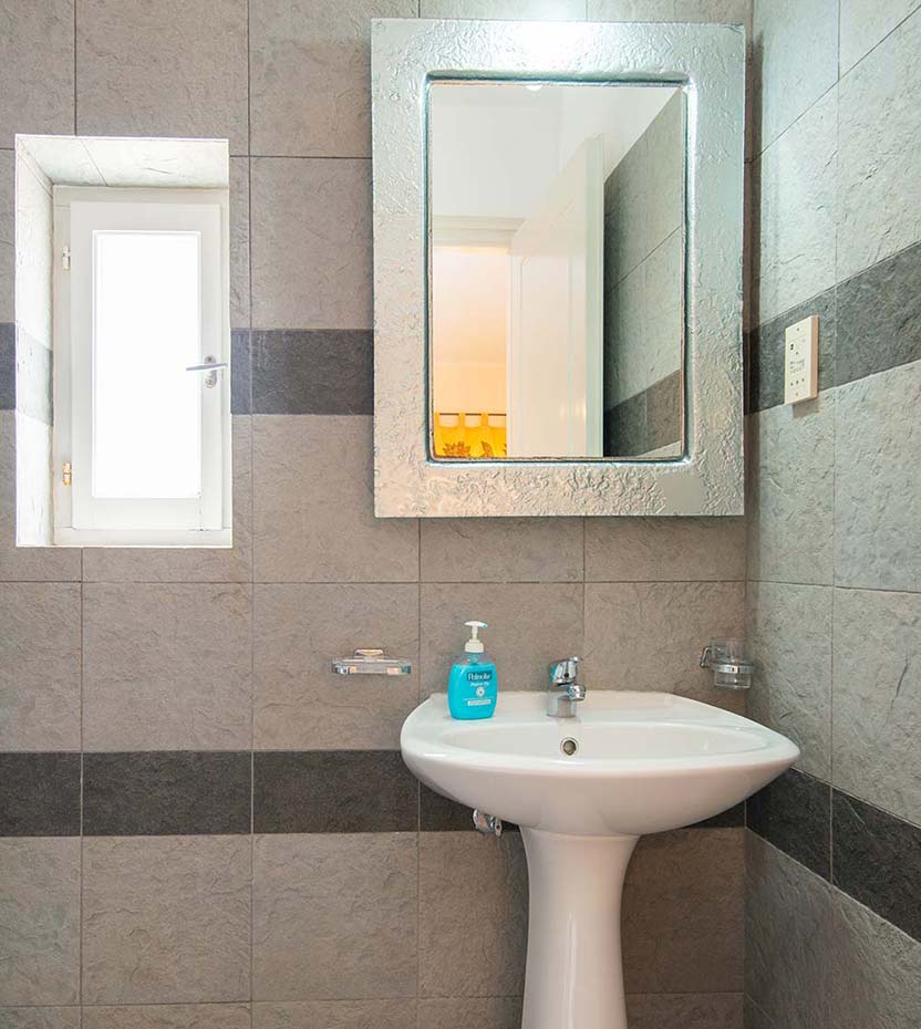 Το μπάνιο του διαμερίσματος 2