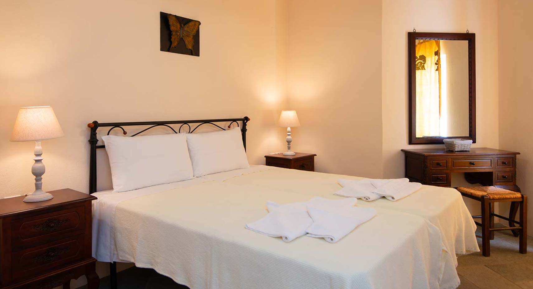 Υπνοδωμάτιο με διπλό κρεβάτι