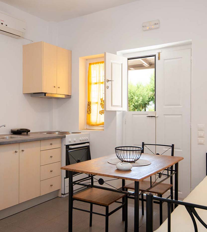 Κουζίνα και τραπέζι φαγητού